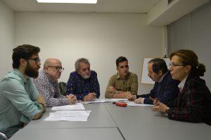 De izquierda a derecha: Daniel Domínguez, estudiante de Periodismo; Mariano Rivero (UGT); Aurelio Martín (FAPE); Eduardo Robaina, estudiante; Agustín (FeSP y coordinador del FOP) y Elsa González (FAPE). ©Nuria Navarrete